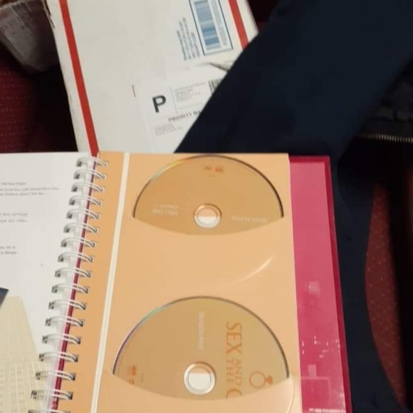 The complete set of DVDs of sex in the city with b - Picture 8 of 8